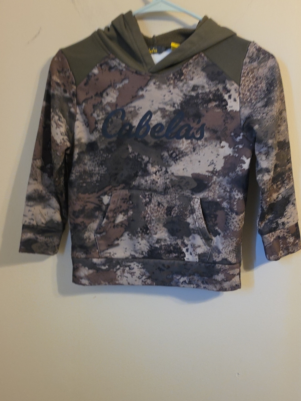 Cabelas Boys Camo Hooded Sweatshirt. In EUC